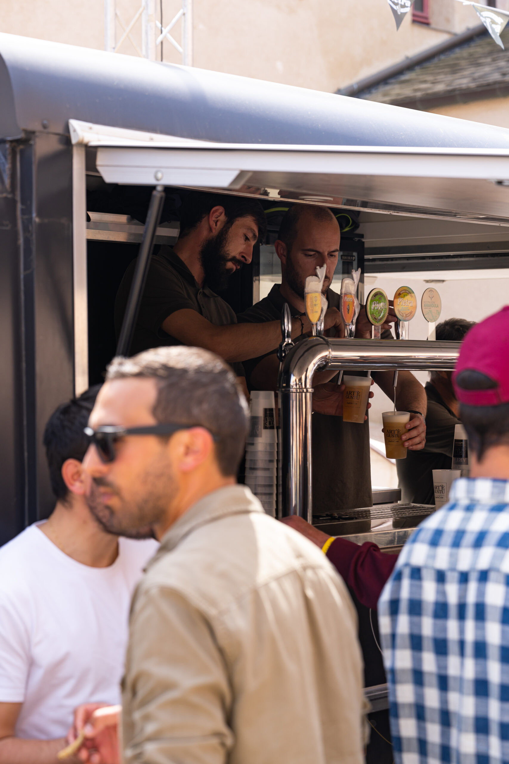 Art’è Gustu – Les équipes de la Mairie au service sur le stand Pietra